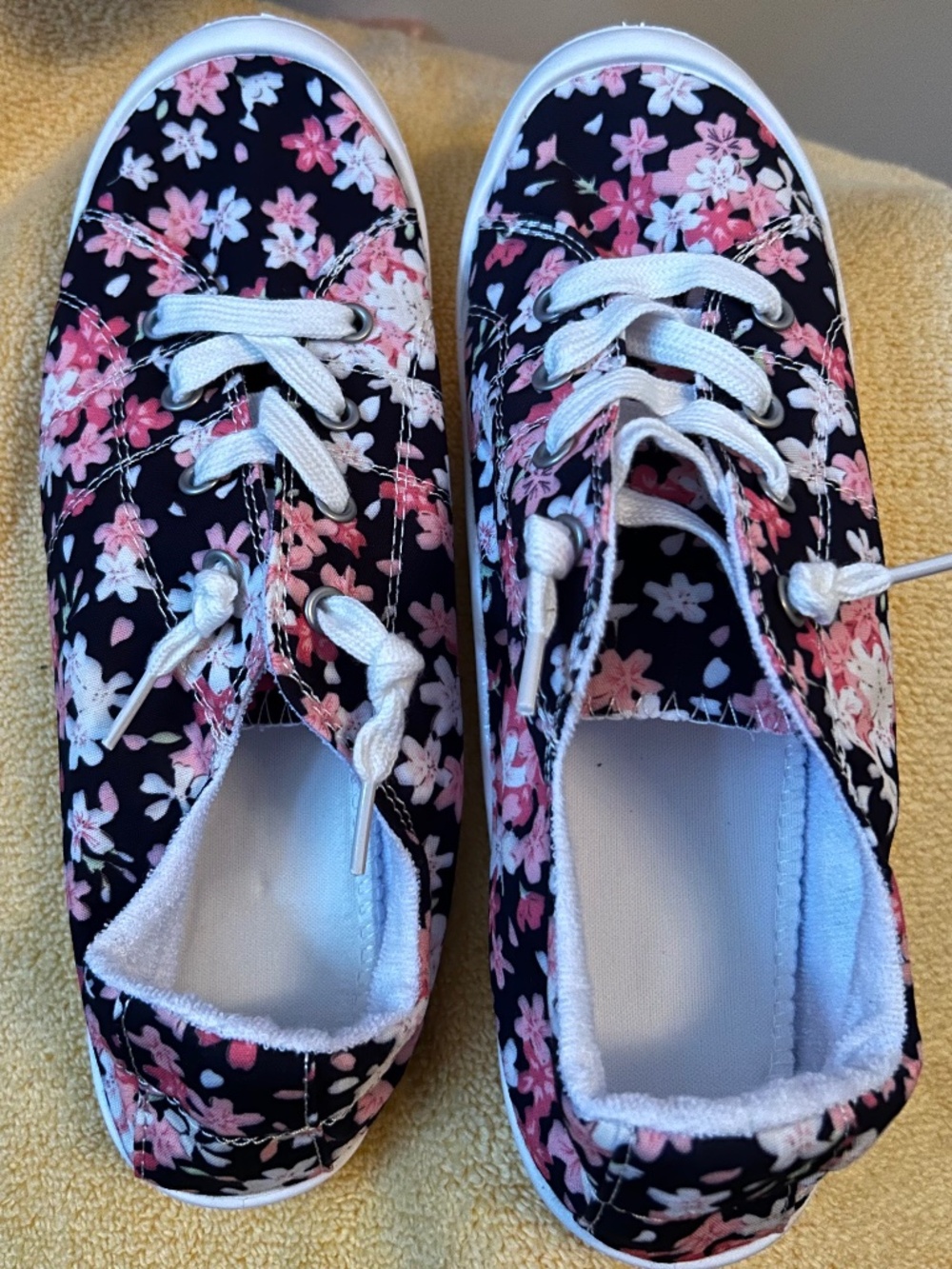 NWT Unique Cherry Blossom Sneakers (8)